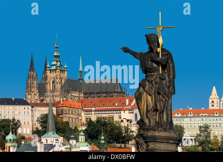 Statue des Hl. Johannes des Täufers auf der Karlsbrücke, Prager Burg, Prag, Tschechische Republik Stockfoto
