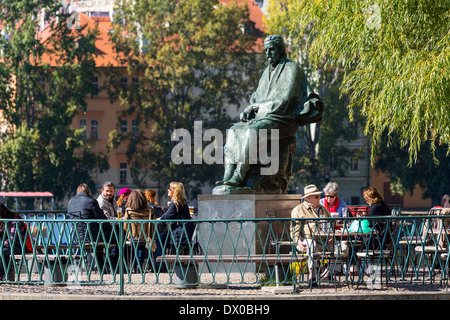 Prag, Menschen in einem Café am Smetana-Denkmal, Prag, Stockfoto