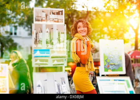 Paris, Frau zu Fuß durch Place du Tertre, Montmartre Stockfoto