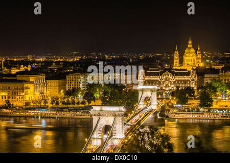 Beleuchtete Kettenbrücke in Budapest, Ungarn Stockfoto