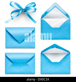 Blaue Briefumschläge und Bogen Band Sammlung isoliert auf weißem Hintergrund Stockfoto