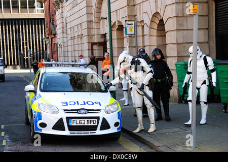 Nottingham, UK. 16. März 2014. Hunderte von Sci-Fi Fans fielen über Nottingham Albert Hall zum ersten EM-CON-Konvention. Gast enthalten Craig Charles, Ben Miller, Danny John-Jules und eine Vielzahl von anderen Sternen. Stormtrooper prüft Polizei Auto Vignette. Bildnachweis: Ian Francis/Alamy Live-Nachrichten Stockfoto