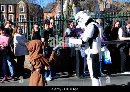 Nottingham, UK. 16. März 2014. Hunderte von Sci-Fi Fans fielen über Nottingham Albert Hall zum ersten EM-CON-Konvention. Gast enthalten Craig Charles, Ben Miller, Danny John-Jules und eine Vielzahl von anderen Sternen. Jawa und Sturmtruppen aus Star Wars gehen Kopf an Kopf. Bildnachweis: Ian Francis/Alamy Live-Nachrichten Stockfoto