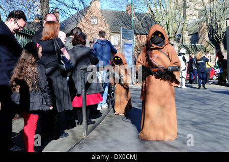 Nottingham, UK. 16. März 2014. Hunderte von Sci-Fi Fans fielen über Nottingham Albert Hall zum ersten EM-CON-Konvention. Gast enthalten Craig Charles, Ben Miller, Danny John-Jules und eine Vielzahl von anderen Sternen. Jawa aus Star Wars Filmen treffen wartenden Menge. Bildnachweis: Ian Francis/Alamy Live-Nachrichten Stockfoto