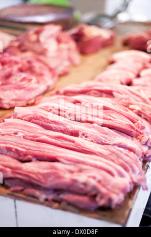 Rohes Frischfleisch verkaufsfertig in lokalen asiatischen Markt Stockfoto