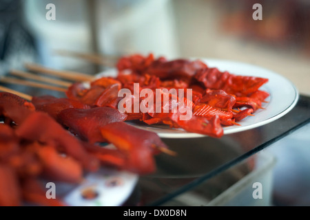 Huhn Darm, Schweineohren und Schweinedarm - Grill auf Stick, lokale Speisen in den Philippinen Stockfoto