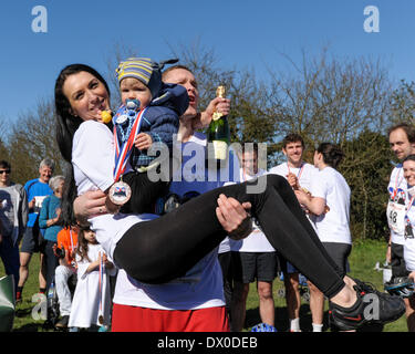 Dorking, UK, 16.03.2014: die 7. UK Frau tragen Rennen. an zweiter Stelle Vytautas Kirkliauskas und Frau Neringa, die aus Litauen angereist. Bild von Julie Edwards Stockfoto