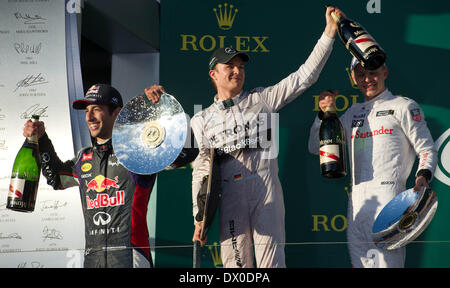 (140316)--MELBOURNE, 16. März 2014 (Xinhua)--Mercedes GP Formel 1-Fahrer Nico Rosberg(C) Deutschlands, Red Bull Racing Formel-1-Fahrer Daniel Ricciardo(L) von Australien und McLaren Formel-1-Fahrer Kevin Magnussen von Dänemark auf dem Podium nach der Formel Eins Australian Grand Prix im Albert Park Circuit in Melbourne, Australien am 16. März 2014 feiern. (Xinhua/Bai Xue) Stockfoto