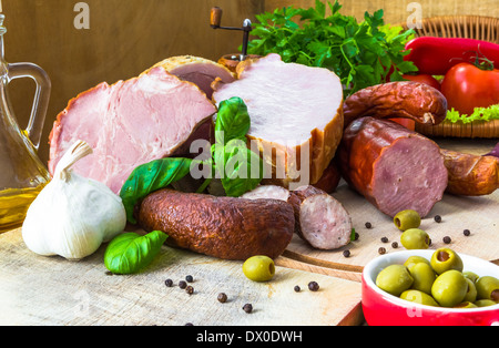 Die Vielfalt der Fleischprodukte auf hölzernen Schneidebretter Stockfoto