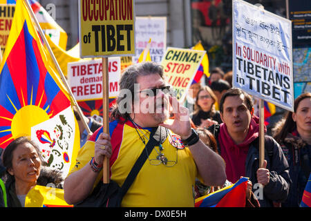 London, 15. März 2014. Hunderte von Tibetern und ihre Anhänger marschieren durch London gegen die fortgesetzte Besetzung Tibets durch China und angebliche Menschenrechtsverletzungen. Stockfoto