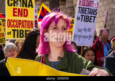 London, 15. März 2014. Hunderte von Tibetern und ihre Anhänger marschieren durch London gegen die fortgesetzte Besetzung Tibets durch China und angebliche Menschenrechtsverletzungen. Stockfoto