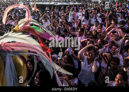 Pasay, Philippinen. 16. März 2014. Teilnehmer tanzen während der Holi-Festival in Pasay City, südlich von Manila, Philippinen, 16. März 2014. Das Holi-Fest ist eines der wichtigsten Festivals in Indien, die Wende der Jahreszeiten vom Winter zum Frühling zu feiern. Auch bekannt als Festival of Colors, sammelt die Feier Hunderte von Menschen auf den Straßen, einen ganzen Tag tanzen, Essen und einander Farbpulver bewerfen zu genießen. : Bildnachweis Ezra Acayan/NurPhoto: Ezra Acayan/NurPhoto/ZUMAPRESS.com/Alamy Live-Nachrichten Stockfoto