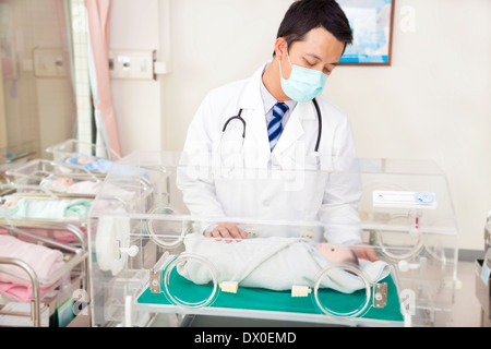 Arzt untersuchen eine gefälschte Säugling Körper-situation Stockfoto