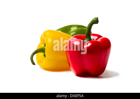 Drei süße Paprika rote, gelbe und grüne Farbe. Paprika ist ein Hauptziel. Zwei andere Paprika stehen dahinter. Isoliert. Stockfoto