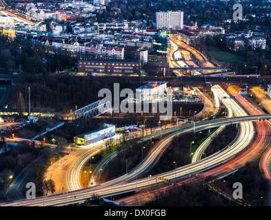 Berlin, Deutschland. 11. März 2014. Ein Foto mit Langzeitbelichtung zeigt Lichter von Autos auf einer Straße in Berlin, Deutschland, 11. März 2014 zu jagen. Foto: Paul Zinken/Dpa/Alamy Live News Stockfoto