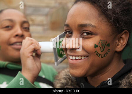 Manchester UK, 16. März 2014.  Tany Spencer und Natasha Leon, Gesicht-Maler am St. Patricks Tag religiöse Prozession in Manchester.  Fest des Heiligen Patrick (Irisch: Lá Fhéile Pádraig, "der Tag des Festival of Patrick") ist ein kultureller und religiöser Feiertag gefeiert jedes Jahr am 17. März, dem Todesdatum des allgemein anerkannten Schutzheiligen von Irland, Saint Patrick. Bildnachweis: Cernan Elias/Alamy Live-Nachrichten Stockfoto