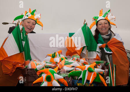 Manchester UK, 16. März 2014.  A St Patricks Tag religiöse Prozession in Manchester.  Fest des Heiligen Patrick (Irisch: Lá Fhéile Pádraig, "der Tag des Festival of Patrick") ist ein kultureller und religiöser Feiertag gefeiert jedes Jahr am 17. März, dem Todesdatum des allgemein anerkannten Schutzheiligen von Irland, Saint Patrick. Bildnachweis: Cernan Elias/Alamy Live-Nachrichten Stockfoto