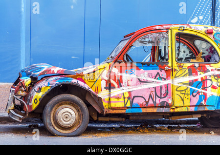 Sehr alte und sehr bunte Auto in Buenos Aires Stockfoto