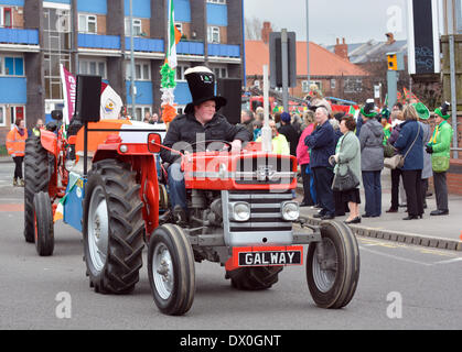 Manchester, UK 16. März 2014 Traktor Werbung GALWAY nimmt Teil an der Parade von The Irish Heritage Centre in North Manchester zum Stadtzentrum und zurück.  St. Patricks Day Parade, Manchester. Stockfoto