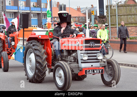 Manchester, UK 16. März 2014 Traktor Werbung GALWAY nimmt Teil an der Parade von The Irish Heritage Centre in North Manchester zum Stadtzentrum und zurück.  St. Patricks Day Parade, Manchester. Stockfoto