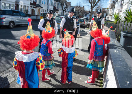 London, UK - 16. März 2014: Kinder der orthodoxen jüdischen Gemeinde in Stamford Hill sprechen für Polizeibeamte während des Festes von Purim, Stockfoto