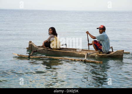 Menschen vor Ort auf einem kleinen Boot, Indonesien Stockfoto