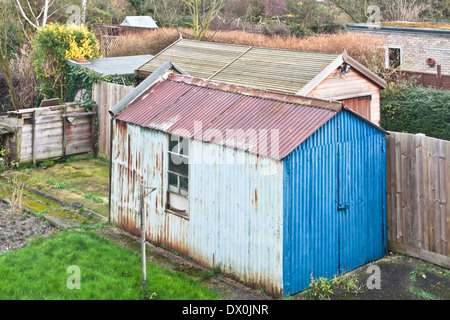 Ein rostiges Metall Gerätehaus in einem englischen Haus Stockfoto