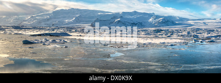 Panoramablick auf der Gletscherlagune Jökulsárlón und Breithamerkurjokull Gletscher auf einer sonnigen Winternachmittag in Island Stockfoto