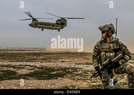 Ein Soldat der US-Armee wartet ein CH-47 Chinook-Hubschrauber im Anschluss an eine Operation 20. Januar 2014 in Mazar-e-Sharif, der Provinz Balkh, Afghanistan zu landen. Stockfoto