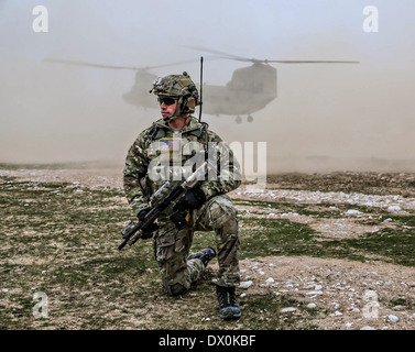 Ein Soldat der US-Armee wartet ein CH-47 Chinook-Hubschrauber im Anschluss an eine Operation 20. Januar 2014 in Mazar-e-Sharif, der Provinz Balkh, Afghanistan zu landen. Stockfoto