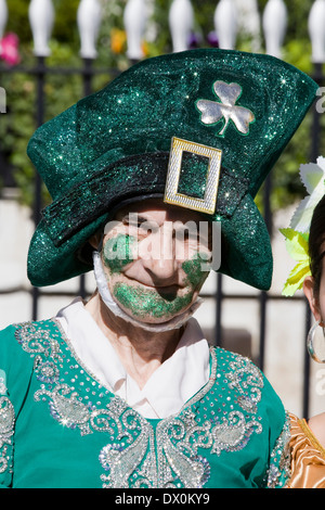 Mann gekleidet in traditionellen St. Patrick's Day Kleidung für die Parade in London England Stockfoto