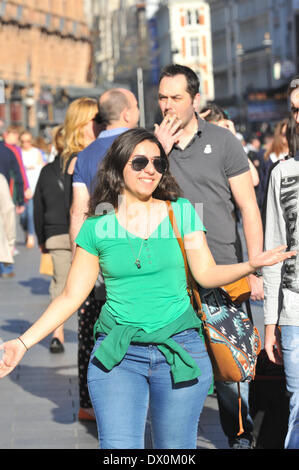 Leicester Square, London, UK. 16. März 2014. Leicester Square ist gefüllt mit Menschen, die das warme Wetter zu genießen. Bildnachweis: Matthew Chattle/Alamy Live-Nachrichten Stockfoto