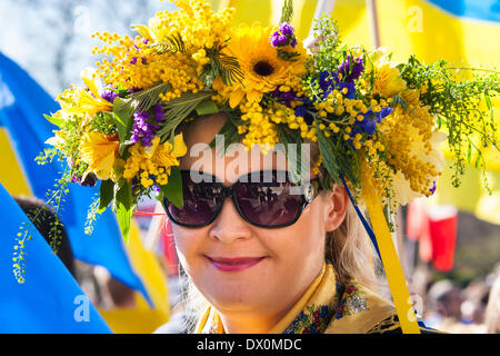 London, UK. 16. März 2014. Mehr als tausend, die vor allem Ukrainer und ihre Unterstützer der russischen Botschaft, protestieren gegen Putins "imperialistische Aggression", März als er hält seine in/Out-Referendum auf der Krim. Bildnachweis: Paul Davey/Alamy Live-Nachrichten Stockfoto