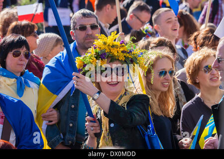 London, UK. 16. März 2014. Mehr als tausend, die vor allem Ukrainer und ihre Unterstützer der russischen Botschaft, protestieren gegen Putins "imperialistische Aggression", März als er hält seine in/Out-Referendum auf der Krim. Bildnachweis: Paul Davey/Alamy Live-Nachrichten Stockfoto