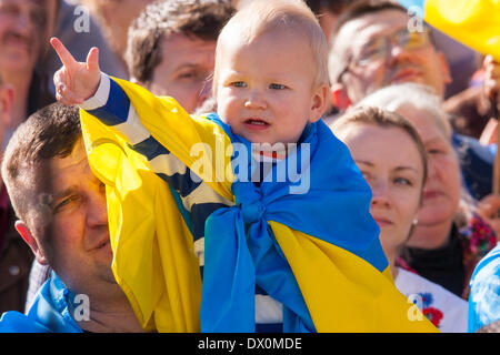 London, UK. 16. März 2014. Mehr als tausend, die vor allem Ukrainer und ihre Unterstützer der russischen Botschaft, protestieren gegen Putins "imperialistische Aggression", März als er hält seine in/Out-Referendum auf der Krim. Bildnachweis: Paul Davey/Alamy Live-Nachrichten Stockfoto