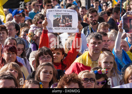 London, UK. 16. März 2014. Mehr als tausend, die vor allem Ukrainer und ihre Unterstützer der russischen Botschaft, protestieren gegen Putins "imperialistische Aggression", März als er hält seine in/Out-Referendum auf der Krim. Bildnachweis: Paul Davey/Alamy Live-Nachrichten Stockfoto