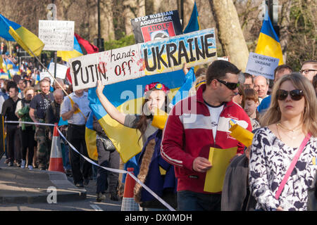 London, UK. 16. März 2014. Mehr als tausend, die vor allem Ukrainer und ihre Unterstützer der russischen Botschaft, protestieren gegen Putins "imperialistische Aggression", März als er hält seine in/Out-Referendum auf der Krim. Bildnachweis: Paul Davey/Alamy Live-Nachrichten Stockfoto