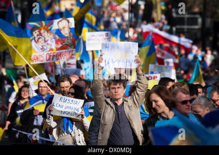 London, UK. 16. März 2014. Mehr als tausend, die vor allem Ukrainer und ihre Unterstützer der russischen Botschaft, protestieren gegen Putins "imperialistische Aggression", März als er hält seine in/Out-Referendum auf der Krim. Bildnachweis: Paul Davey/Alamy Live-Nachrichten Stockfoto