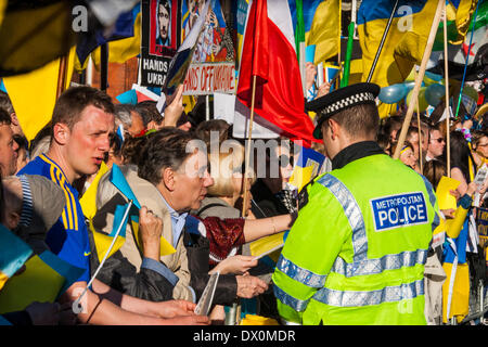 London, UK. 16. März 2014. Mehr als tausend, die vor allem Ukrainer und ihre Unterstützer der russischen Botschaft, protestieren gegen Putins "imperialistische Aggression", März als er hält seine in/Out-Referendum auf der Krim. Bildnachweis: Paul Davey/Alamy Live-Nachrichten Stockfoto