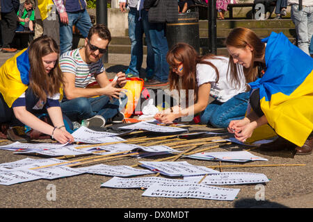 London, UK. 16. März 2014. Mehr als tausend, die vor allem Ukrainer und ihre Unterstützer der russischen Botschaft, protestieren gegen Putins "imperialistische Aggression", März als er hält seine in/Out-Referendum auf der Krim. Bildnachweis: Paul Davey/Alamy Live-Nachrichten Stockfoto