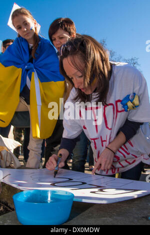 London, UK. 16. März 2014. Mehr als tausend, die vor allem Ukrainer und ihre Unterstützer der russischen Botschaft, protestieren gegen Putins "imperialistische Aggression", März als er hält seine in/Out-Referendum auf der Krim. Bildnachweis: Paul Davey/Alamy Live-Nachrichten Stockfoto