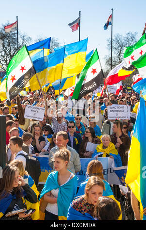 London, UK. 16. März 2014. Mehr als tausend, die vor allem Ukrainer und ihre Unterstützer der russischen Botschaft, protestieren gegen Putins "imperialistische Aggression", März als er hält seine in/Out-Referendum auf der Krim. Bildnachweis: Paul Davey/Alamy Live-Nachrichten Stockfoto