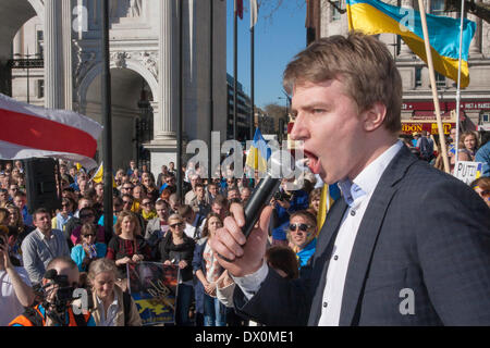 London, UK. 16. März 2014. Mehr als tausend, die vor allem Ukrainer und ihre Unterstützer der russischen Botschaft, protestieren gegen Putins "imperialistische Aggression", März als er hält seine in/Out-Referendum auf der Krim. Bildnachweis: Paul Davey/Alamy Live-Nachrichten Stockfoto