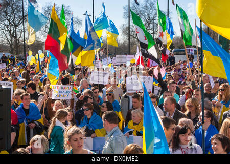 London, UK. 16. März 2014. Mehr als tausend, die vor allem Ukrainer und ihre Unterstützer der russischen Botschaft, protestieren gegen Putins "imperialistische Aggression", März als er hält seine in/Out-Referendum auf der Krim. Bildnachweis: Paul Davey/Alamy Live-Nachrichten Stockfoto