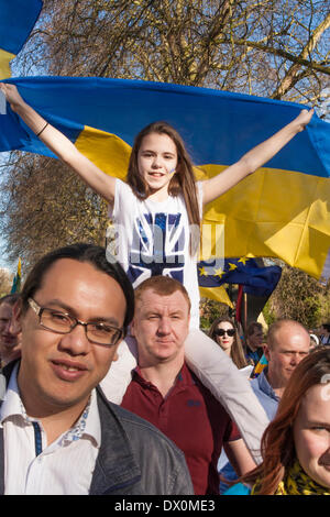 London, UK. 16. März 2014. Mehr als tausend, die vor allem Ukrainer und ihre Unterstützer der russischen Botschaft, protestieren gegen Putins "imperialistische Aggression", März als er hält seine in/Out-Referendum auf der Krim. Bildnachweis: Paul Davey/Alamy Live-Nachrichten Stockfoto