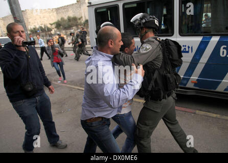 Jerusalem, Jerusalem, Palästina. 16. März 2014. Israelische Polizei führen entfernt einen palästinensischen Jungen, da er bei Steinwürfe Zusammenstößen in der Nähe von Damaskus-Tor in Ost-Jerusalem, 16. März 2014 verhaftet wird. Früher in den Tag Proteste fand in der Altstadt bei der Palästinenser gehindert wurden für Gebete bei der al-Aqsa Moschee Credit: Saeed Qaq/APA Images/ZUMAPRESS.com/Alamy Live News Stockfoto