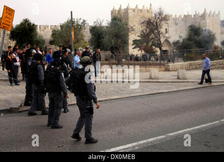 Jerusalem, Jerusalem, Palästina. 16. März 2014. Israelische Polizei Wache während einer Demonstration in der Jerusalemer Altstadt, 16. März 2014, wenn Palästinenser gehindert wurden al-Aqsa-Moschee zum Gebet. Früher in den Tag Proteste fand in der Altstadt bei der Palästinenser gehindert wurden für Gebete bei der al-Aqsa Moschee Credit: Saeed Qaq/APA Images/ZUMAPRESS.com/Alamy Live News Stockfoto