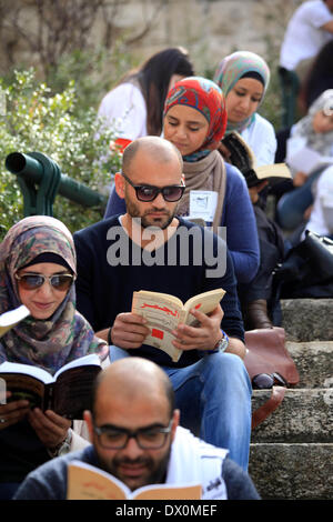 Jerusalem, Jerusalem, Palästina. 16. März 2014. Palästinensische Aktivisten beteiligen sich an einer Lesung Menschenkette in der Jerusalemer Altstadt, 16. März 2014. Über als 7000 palästinensische Aktivisten in die längste Lesung Menschenkette rund um die alte Stadtmauer versammelt, deckt sich mit der Teilnahme von 8000 Aktivisten aus Bethlehem, al-Ram, Ismailia in Ägypten und Oman Credit: Saeed Qaq/APA Images/ZUMAPRESS.com/Alamy Live News Stockfoto