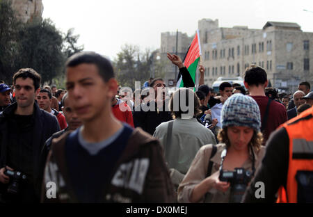 Jerusalem, Jerusalem, Palästina. 16. März 2014. Palästinensische Demonstranten skandieren Parolen während einer Demonstration in der Jerusalemer Altstadt, 16. März 2014, wenn Palästinenser gehindert wurden al-Aqsa-Moschee zum Gebet. Früher in den Tag Proteste fand in der Altstadt bei der Palästinenser gehindert wurden für Gebete bei der al-Aqsa Moschee Credit: Saeed Qaq/APA Images/ZUMAPRESS.com/Alamy Live News Stockfoto