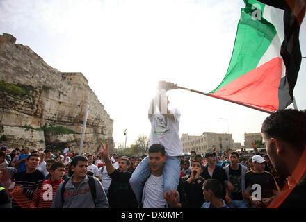 Jerusalem, Jerusalem, Palästina. 16. März 2014. Palästinensische Demonstranten skandieren Parolen während einer Demonstration in der Jerusalemer Altstadt, 16. März 2014, wenn Palästinenser gehindert wurden al-Aqsa-Moschee zum Gebet. Früher in den Tag Proteste fand in der Altstadt bei der Palästinenser gehindert wurden für Gebete bei der al-Aqsa Moschee Credit: Saeed Qaq/APA Images/ZUMAPRESS.com/Alamy Live News Stockfoto
